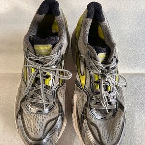 Brooks Men’s Size 11 Grey/Green Running Shoes 1101981 D029 – Good Condition
